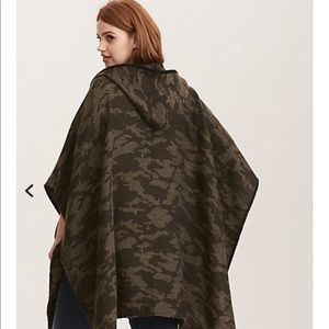 Torrid one size camo hooded wrap. NWT 😬⭐️